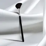 Face Fan Brush – Blending & Glow