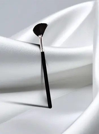 Face Fan Brush – Blending & Glow